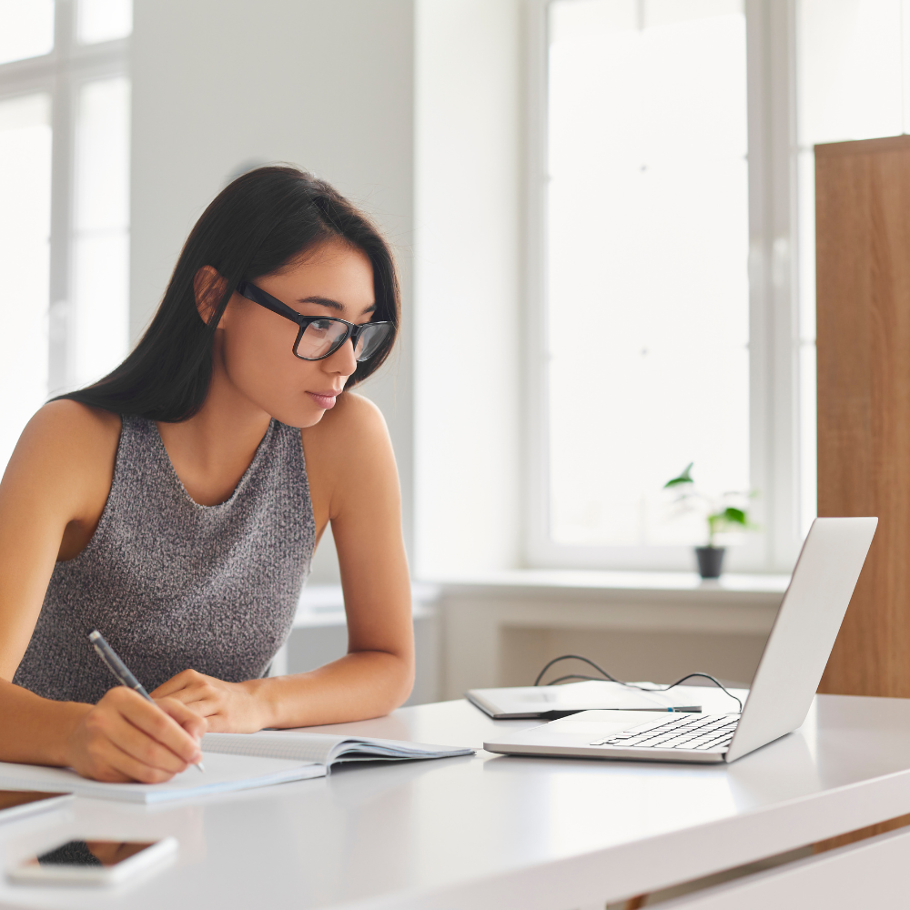 Kobieta korzystająca z platformy e-learningowej na laptopie.