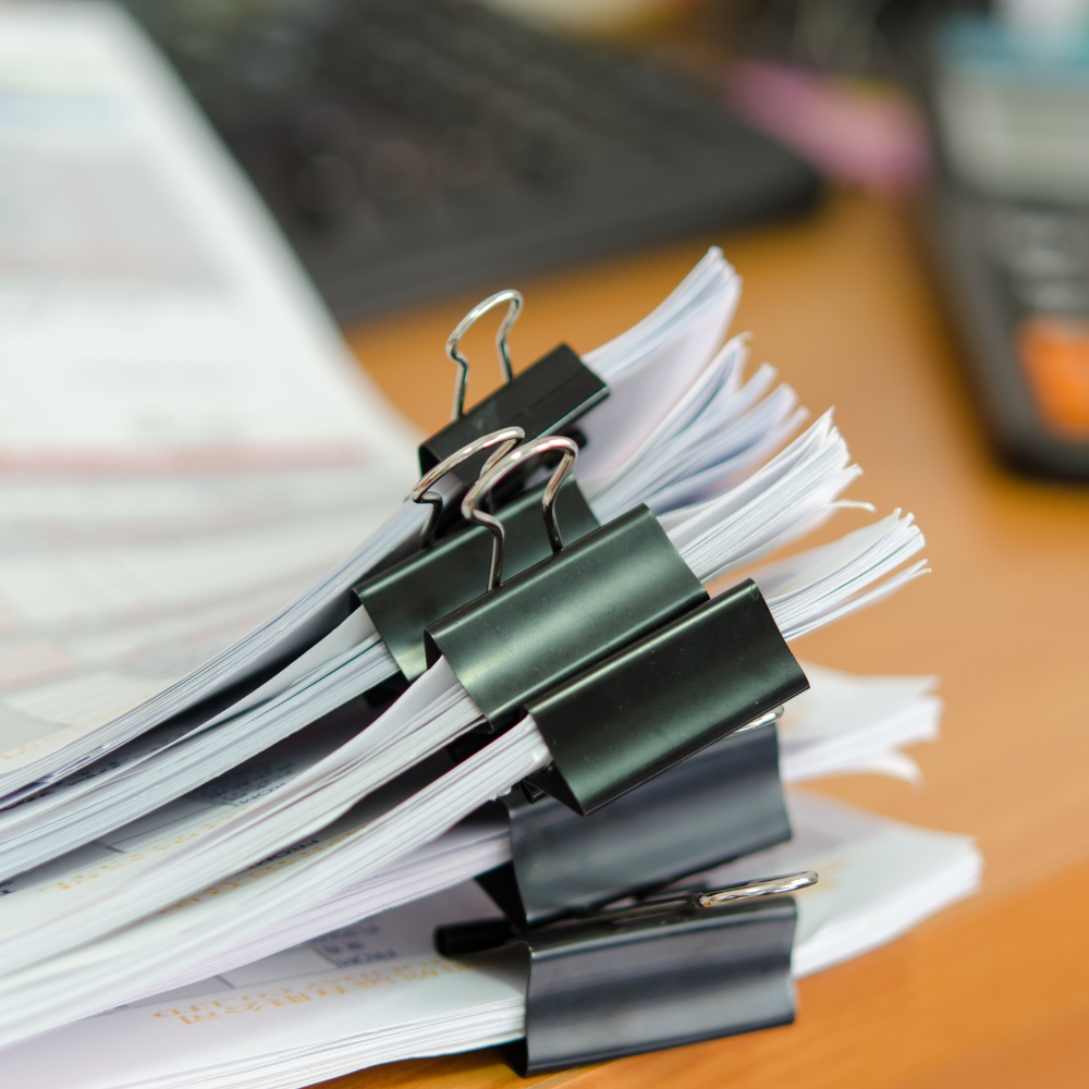 Dokumenty i certyfikaty szkoleniowe na biurku.